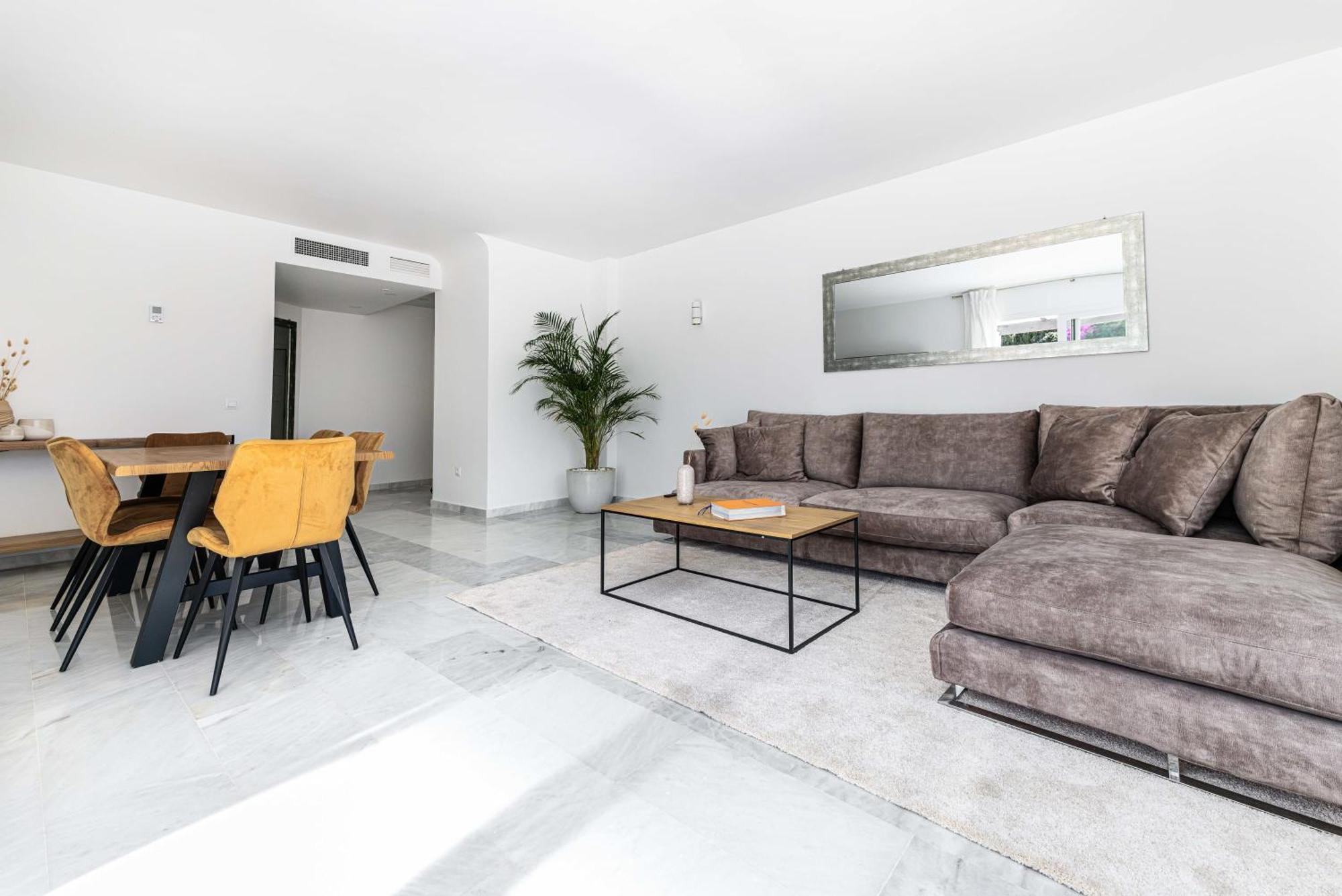 Ivy 3 Modern Bbq Gated Pool Apartment